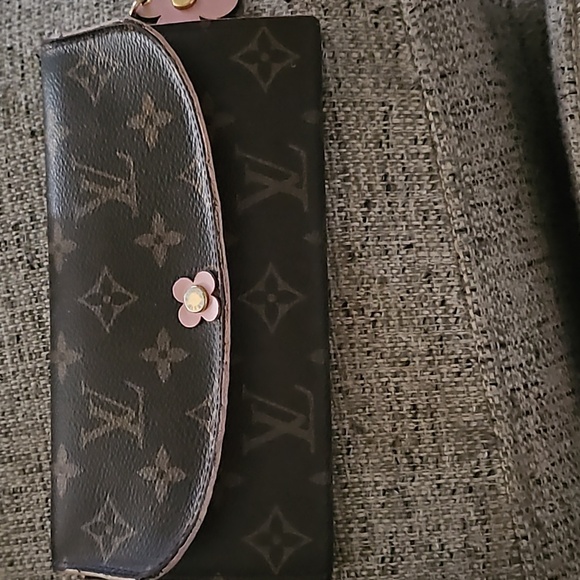 Louis Vuitton checkbook wallet - Picture 2 of 9